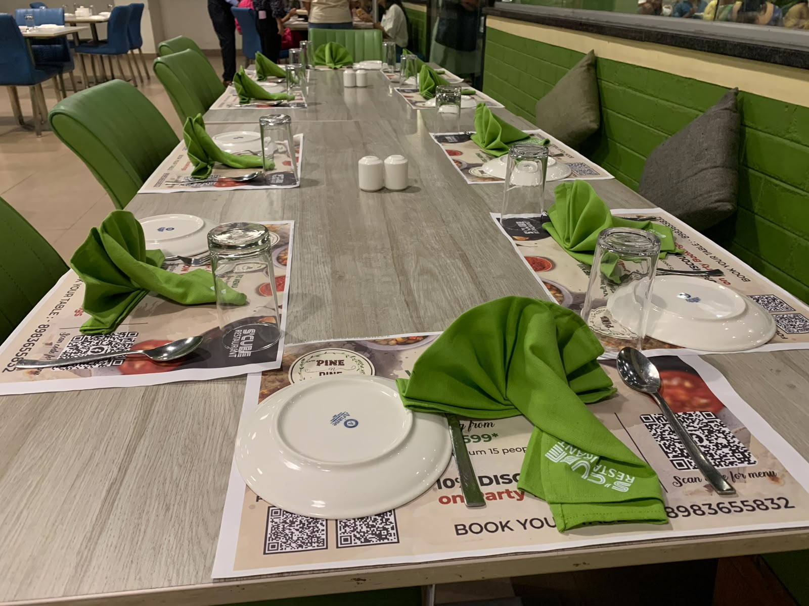 Scube Restaurant long table green napkin setup