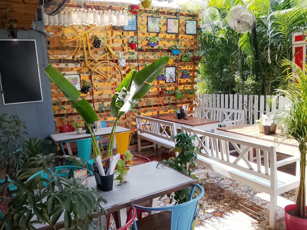 Open-air café with cloth napkin service