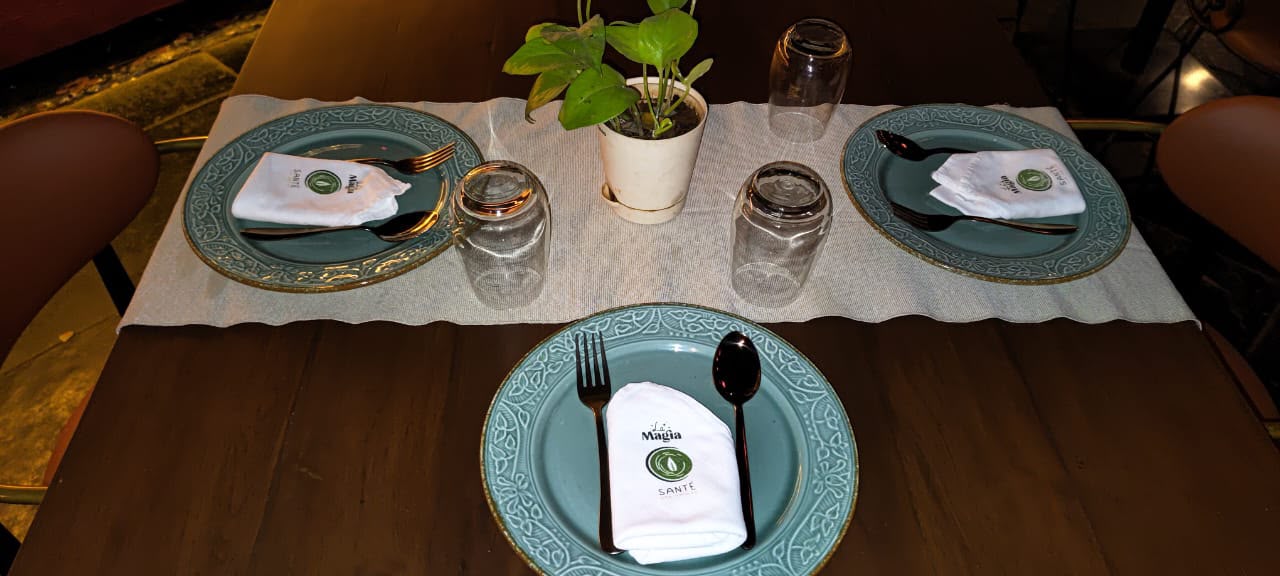 Magia Santé plates with branded napkins and pothos plant